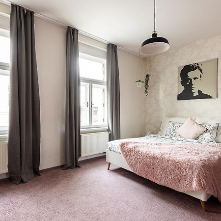 Nice Big Apartment 2Bds - Belgicka Прага Екстериор снимка