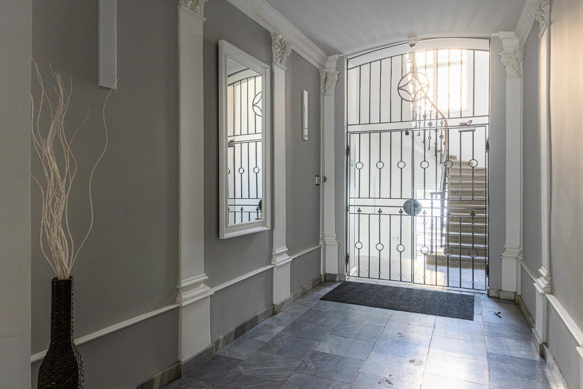 Nice Big Apartment 2Bds - Belgicka Прага Екстериор снимка