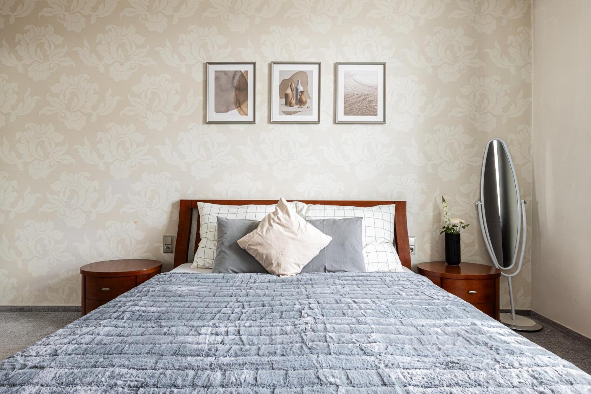 Nice Big Apartment 2Bds - Belgicka Прага Екстериор снимка