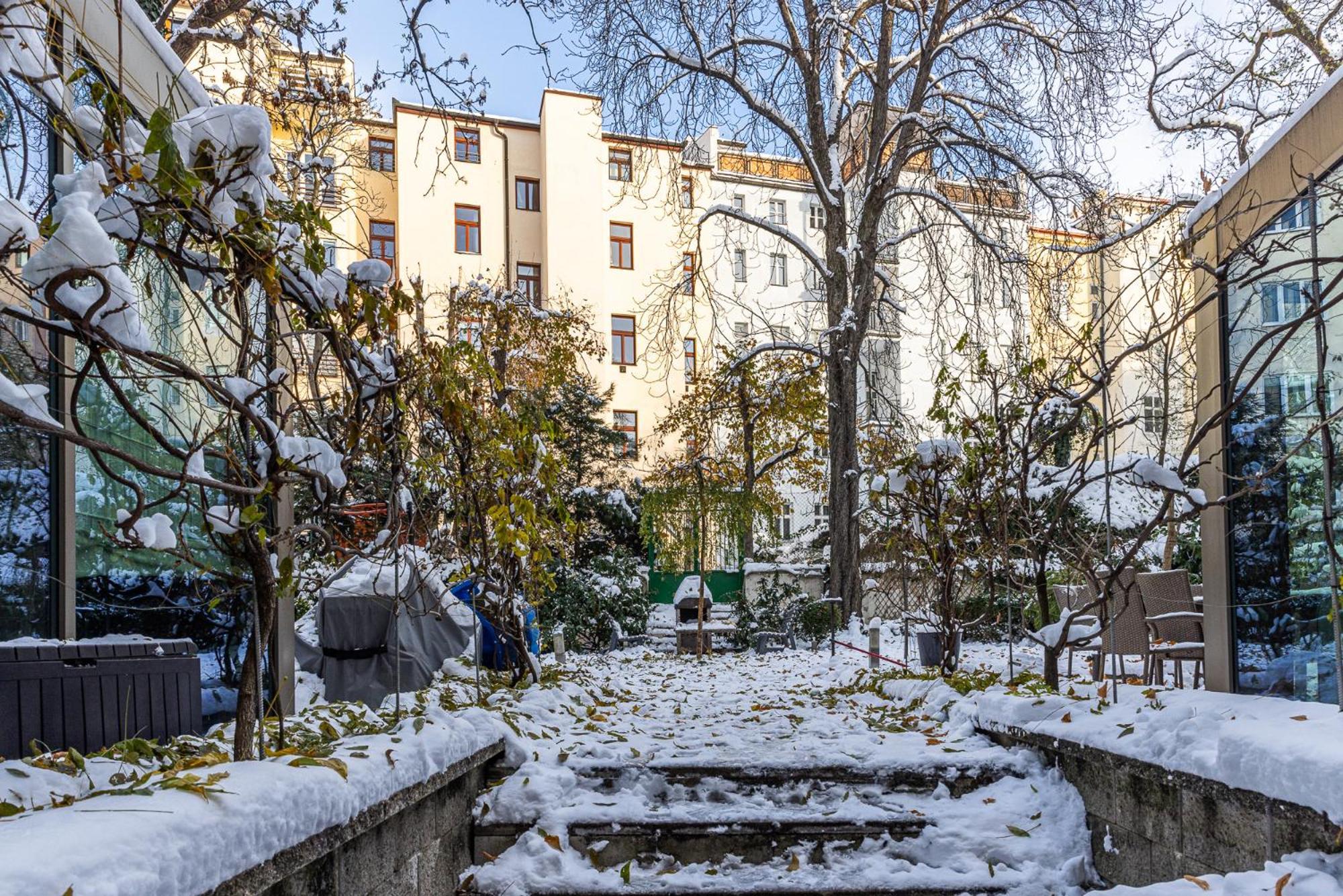 Nice Big Apartment 2Bds - Belgicka Прага Екстериор снимка